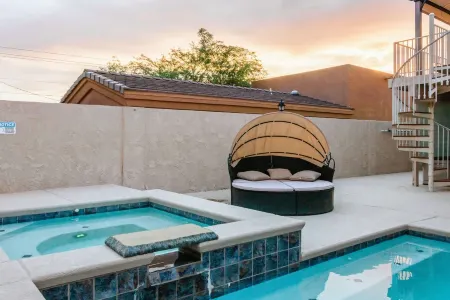 Lake-Area Retreat – Heated Pool, Spa, Game Room, Mini Golf & Boat Parking