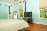 Charming 3-bedroom home with a private pool and firepit. 15 min from the beach.
