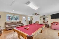 Secluded Home "Behind The Vines SLEEPS 22 on over an acre!