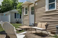 Cottage Charmer-Walkable/Bars/Restaurants/Pets ok