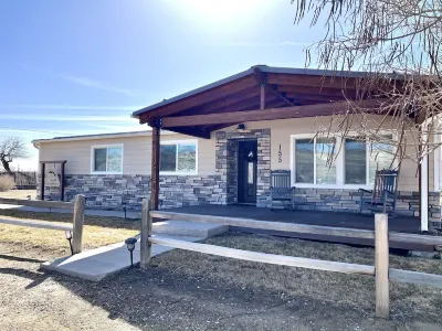 Hole in the Rock Inn - Newly remodeled for post adventure relaxation!