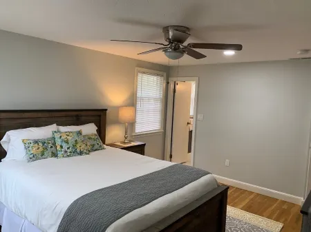 Newly renovated...3 Bed/2 Bath close to Boston, Gillette Stadium & trains. Отели в г. Кантон