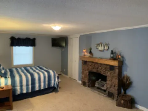 Lakefront cottage w/ convenient access to restaurants, atv and snowmobile trails フィリップスのホテル