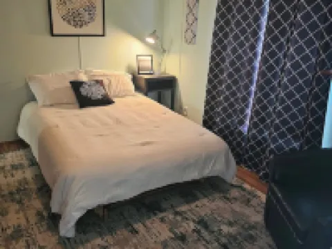 Charlie’s on the Water - a Charming 3-bedroom house with a lake view-Sabula Hotels in Sabula