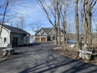 Cozy Cottage-Breathtaking Sunsets. Lake Front. Close to Casino & Racetrack.