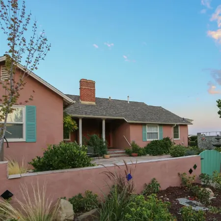 Treetop Lodge - Lose yourself in the views on the westside, close to downtown.