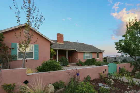 Treetop Lodge - Lose yourself in the views on the westside, close to downtown.