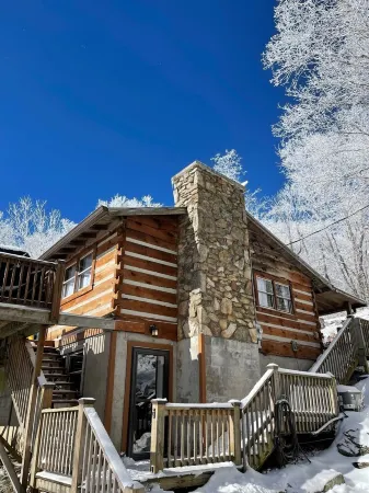 Wolf Laurel Cabin Near Big Bald. Hike the Appalachian Trail. Long Range Views.