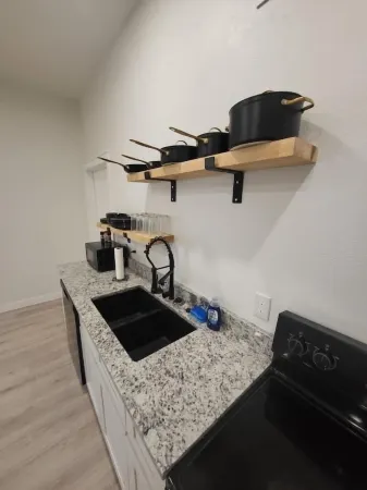 The Lux- Cozy 2-bedroom apartment with AC and WiFi in enjoyable Bonne Terre