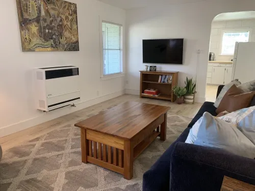 Quaint 2 Bedroom Flat Downtown Hotels in Cloverdale