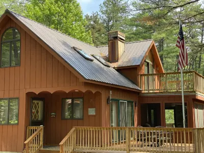 Cozy cabin with hot tub in a peaceful setting!