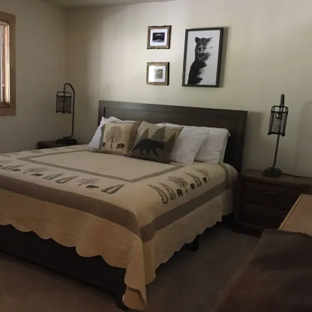 Great Location! Pool, spa and only minutes to Meadow Village