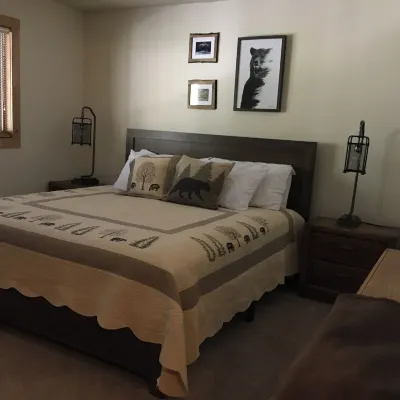Great Location! Pool, spa and only minutes to Meadow Village