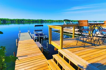 Lakefront Cottage in Town; Walk to Restaurants; Hot Tub