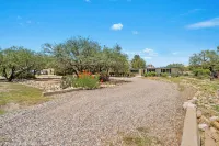 l NEW l 5BR/3BTH Large & Modern Home sitting in 1 acre lot l Centrally Located
