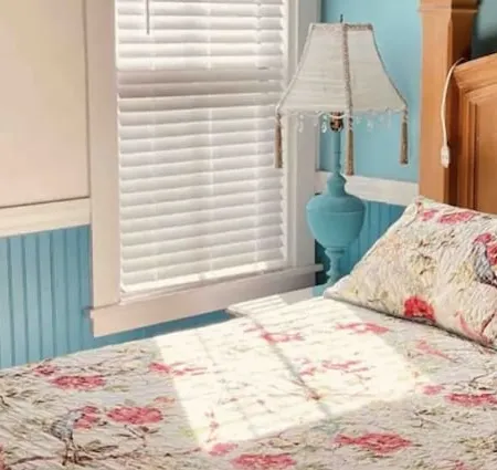 Cozy 1890 Cottage Studio with Hot Tub and Fire Pit in Downtown Kennebunk