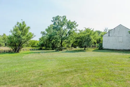 Charming 2-Bedroom Cottage in Loudoun Co, VA on 12 Gorgeous Acres w/ 2-Acre Pond - Country Houses