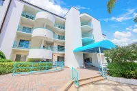 Amazing view of Venetian Village and the bay! Elegant 2 BR/2 bath unit! 클램 패스 공원 주변 호텔