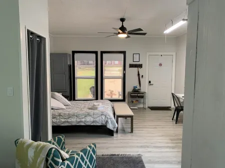 Adorable 1-Bedroom Guesthouse in Spanish Fort Отели в г. Болдуин