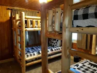 Cozy 2-bedroom cottage with WiFi and AC in pleasant Pigeon Forge - On the River!