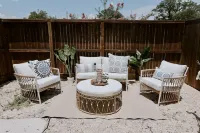 3-bedroom vacation home just 17 minute walk to Alamodome Hotels in Southtown