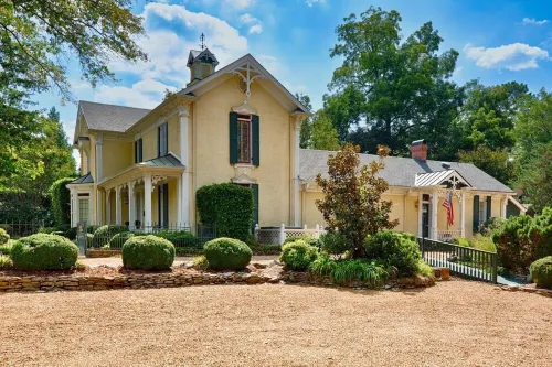 Cochran-Jackson House:  Step back in time and still enjoy the modern amenities!!