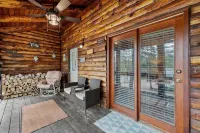 Beautiful Log Cabin on Belleau Lake-All 4 Seasons! 2900 sq ft; Beach-3 min walk!