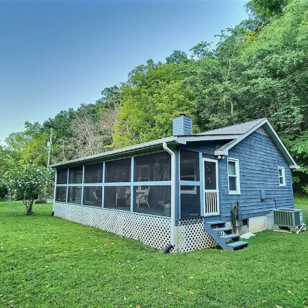 Creekside Cottage Near Nashville- Pet Friendly!