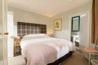 Peaceful relaxing cottages for 6 in stunning Loch Lomond setting - unique site. Hotels in Alexandria