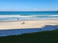 ON THE BEACH, BEAUTIFULLY RENOVATED, ONSITE MANAGEMENT, GREAT RESTAURANTS NEARBY Hotels in Indian Harbour Beach