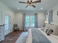 Porch-lovers Paradise! SLEEPS 11-12. Multiple fire pits. Only 0.8mi to boat ramp Hotels in Grayson County