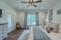 Porch-lovers Paradise! SLEEPS 11-12. Multiple fire pits. Only 0.8mi to boat ramp