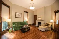 Stunning suite in amazing National Landmark property. Blocks from downtown.