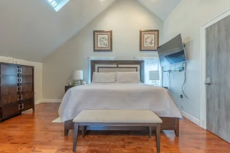 Beautiful cozy loft in Montclair, NJ Отели рядом с достопримечательностью «Crown Plaza»
