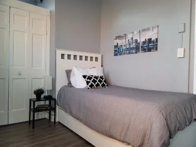 Downtown Ypsilanti 3 bedroom / 1 bath apartment Hotel dekat Eastern Michigan University