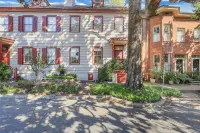 ★Private terrace & parking ★ at this Historic 1800's Townhome in ❤︎ of City - Jacuzzi