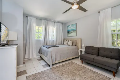 Chic Palm Beach Cove Guesthouse with Zen Garden