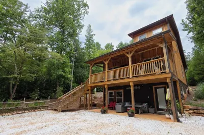 Pap’s Place-Pet friendly Lakefront cabin w/dock on secluded Lake Hartwell cove