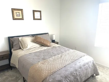 Modern Desert Gem, Boho Retreat, 2 Living Rooms, Sleeps 10