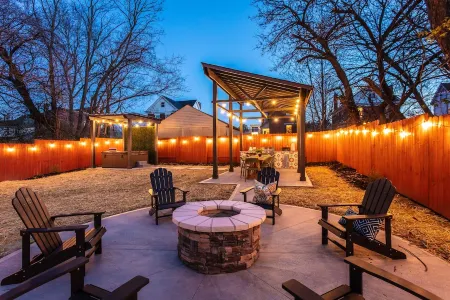 Outdoor Oasis-New 4 BR w/PuttPutt, Hottub, Firepit