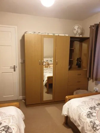 Large 3 bed bungalow set in Woodland grounds near Tamar lakes and local beaches