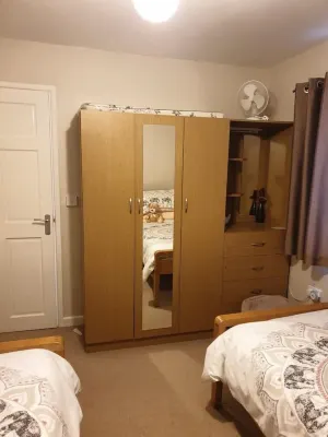 Large 3 bed bungalow set in Woodland grounds near Tamar lakes and local beaches Hotels in Kilkhampton