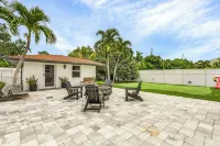 Vanderbilt Villa - 5bd, 3bth home & pool house near Vanderbilt Beach