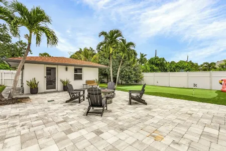 Vanderbilt Villa - 5bd, 3bth home & pool house near Vanderbilt Beach