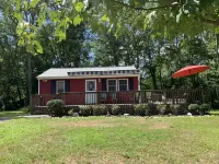 Small cozy cabin with grill & fire pit close to beaches, skiing, biking and URI. Hoteles cerca de Universidad de Rhode Island