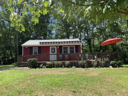 Small cozy cabin with grill & fire pit close to beaches, skiing, biking and URI.
