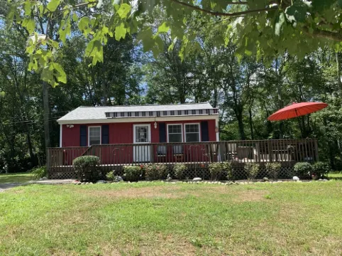 Small cozy cabin with grill & fire pit close to beaches, skiing, biking and URI.