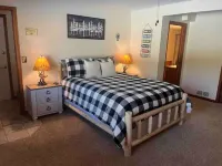 Cozy private mountain house on one acre. Private hot tub and pet friendly!