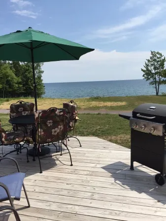 Lake Life - at Dockside Resort, Near Snowmobile Trails and Bohemia. Отели в г. Куино Каунти