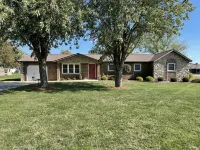 Laurie's Place-Luxurious & Spacious Home Sleeps10! Amazing Large Enclosed Patio!